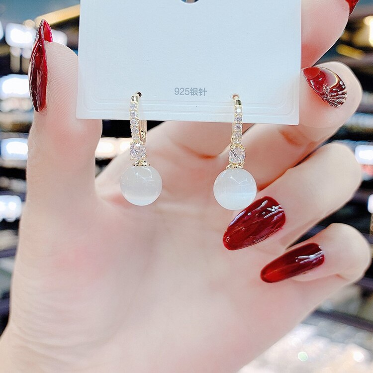 This year's popular new white cat eye stone bead earrings are high-grade, small, exquisite and versatile temperament earrings