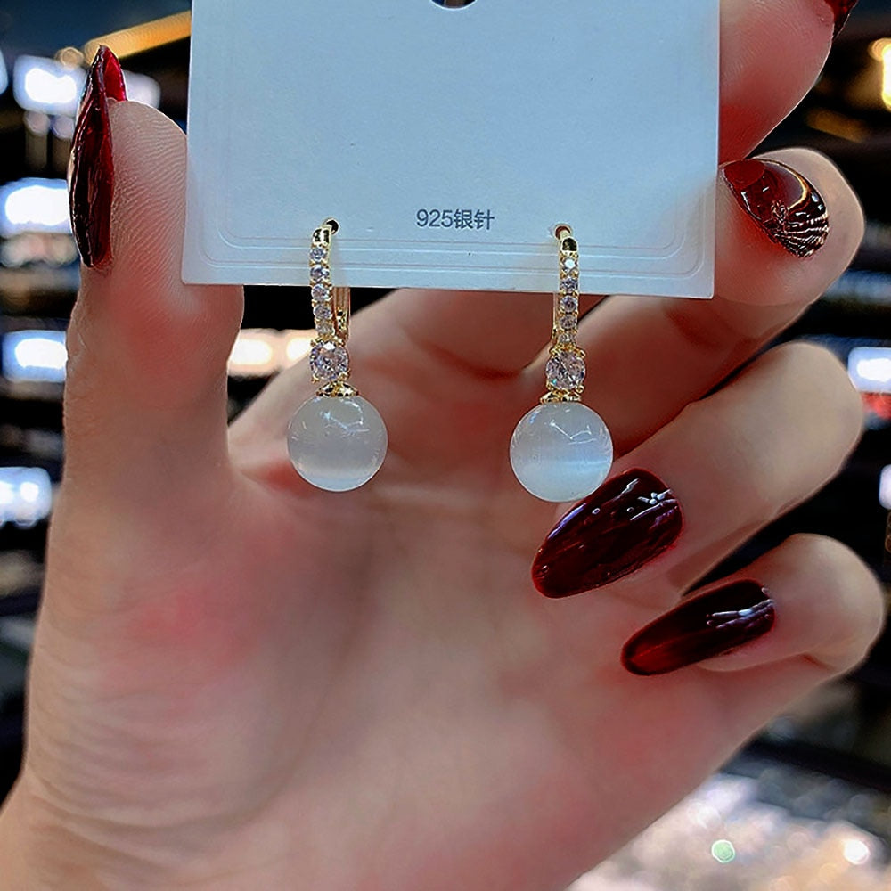 This year's popular new white cat eye stone bead earrings are high-grade, small, exquisite and versatile temperament earrings